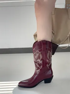 Detailansicht der weinroten Western-Cowboystiefel mit Bestickung und spitzer Kappe.