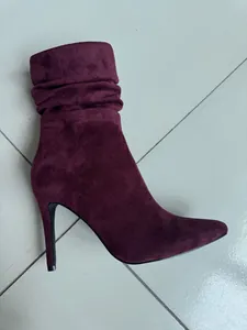 Elegante stivaletto a spillo in pelle scamosciata bordeaux con punta e gambale morbido