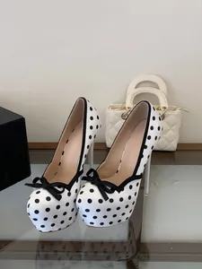 Tacones de lunares con detalle de lazo y tacón de aguja con plataforma
