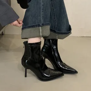 Elegante schwarze Lackleder-Stiefeletten im französischen Stil mit spitzer Kappe