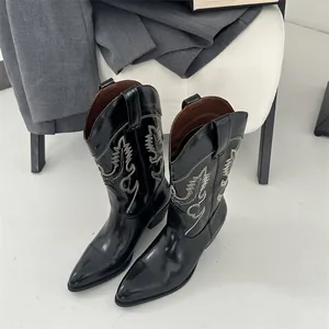 Nahaufnahme schwarzer Western-Cowboystiefel mit weißen Vintage-Stickereien und Details