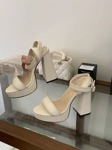 Détail de sandales à plateforme texturées crème avec talons épais pour l'été