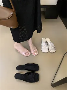 Elegante französische Sandalen mit quadratischer Spitze und Schleife in mehreren Farben