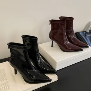 Elegante französische Stiefeletten aus Lackleder mit Pfennigabsatz in Schwarz und Weinrot