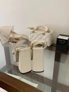 Gros plan de sandales à talons hauts à plateforme en toile beige avec talon épais
