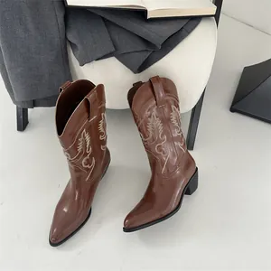 Detailansicht brauner Vintage-Western-Cowboystiefel mit Stickerei und spitzer Zehenpartie