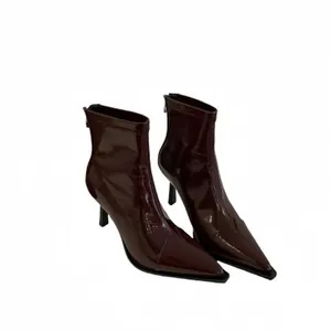 Elegante burgunderrote Lackleder-Stiefeletten mit spitzer Kappe und Pfennigabsatz für Damen
