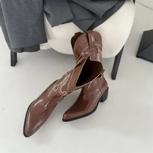 Vintage Western-Cowboystiefel in Braun mit weißen Stickereien und einer modischen spitzen Kappe