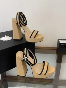 Vue détaillée de sandales plateforme en raphia beige avec lanières noires et talon bloc.
