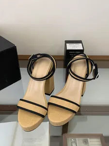 Vue détaillée de sandales à talons épais en paille tressée avec brides de cheville noires.