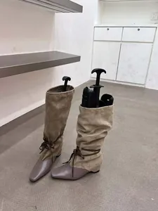 Détail de bottes rétro bicolores à bout pointu avec détails de laçage à la cheville
