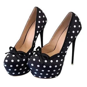 Elegantes tacones de aguja con plataforma y lunares negros y blancos con detalle de lazo
