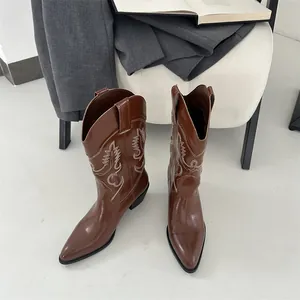 Detailansicht brauner Vintage-Cowboystiefel mit Stickerei und spitzer Zehenpartie