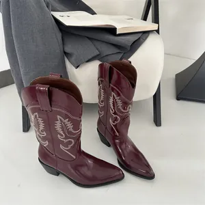 Stilvolle weinrote Damen-Western-Cowboystiefel mit weißer Stickerei und spitzer Zehenpartie