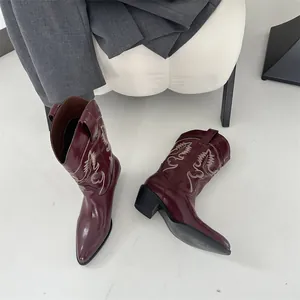 Modische burgunderrote Western-Cowboystiefel mit Stickerei und spitzer Zehenpartie.