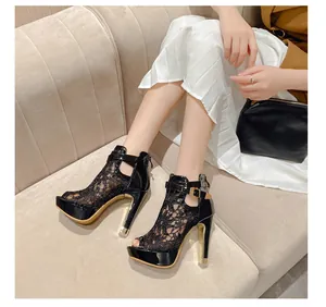 Sandales sexy élégantes à plateforme en dentelle noire avec talons hauts sur mannequin