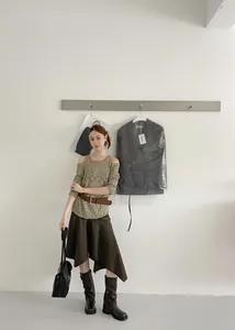 Modische braune halbhohe Westernstiefel mit Blockabsatz an einem Modell für den Herbst