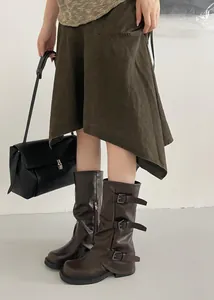 Detailansicht der französischen Western-Cowboystiefel mit Schnallen und lockerem Schaft