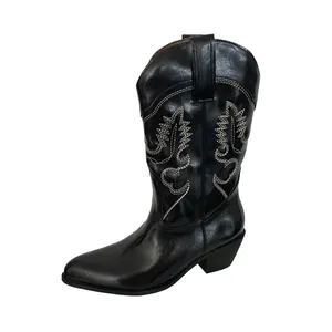 Detaillierte Seitenansicht klassischer schwarzer Westernstiefel mit weißer Blattstickerei