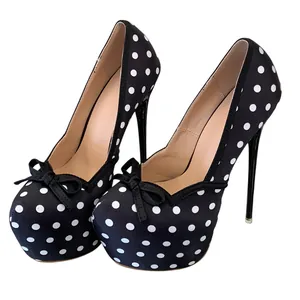 Elegantes tacones de aguja negros con lunares blancos, plataforma y lazos decorativos