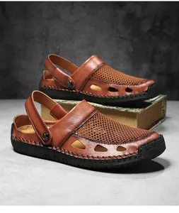 Detailopname van hoogwaardige bruine leren en mesh ademende sandalen voor heren.