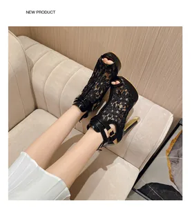 Détail de sandales à talons hauts en dentelle noire avec élégant bout ouvert