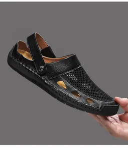 Detailweergave van ademende mesh herensandalen met handstiksels en een gesloten teen.