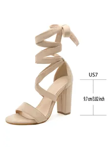 Detalle de sandalias de gamuza beige con cordones y tacón grueso de 9,7 cm de altura