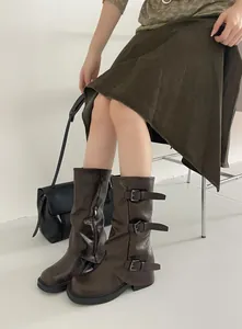 Stylische braune mittelhohe Westernstiefel für Damen mit drei dekorativen Schnallen.