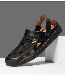 Detailopname van ademende zwarte mesh herensandalen met handgestikte leren details.