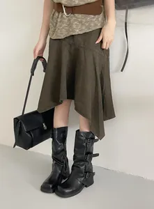 Detail der französischen Westernstiefel in Schwarz mit Schnallen und Blockabsatz.