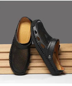 Gedetailleerd overzicht van ademende zwarte mesh sandalen voor heren met gele zool