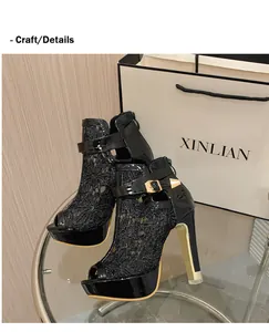 Gros plan détaillé de sandales à plateforme en dentelle noire avec talons dorés
