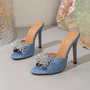 Elegante High-Heel-Pantoletten aus blauem Denim mit großer silberner Strassblume