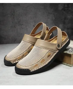 Detailweergave van ademende herensandalen van mesh met handgestikte lederen accenten.
