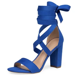 Elegante koningsblauwe suède sandalen met blokhak, vetersluiting en kruisbandjes