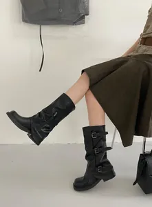 Detailansicht schwarzer halbhoher Westernstiefel mit Schnallenriemen und Blockabsatz