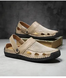 Detail van khaki mesh sandalen voor heren met handgemaakte stiksels en rubberen zool.