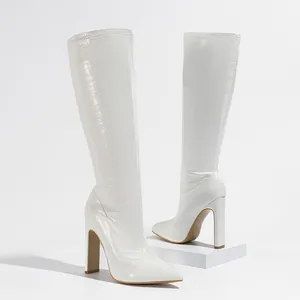 Elegante witte kniehoge laarzen met krokodillenprint, blokhak en puntige neus.