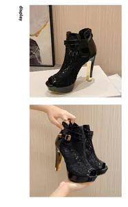 Vue détaillée de talons hauts à plateforme en dentelle noire avec talon aiguille doré.
