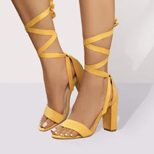 Opvallende gele suède sandalen met blokhak en vetersluiting voor de zomerse look.