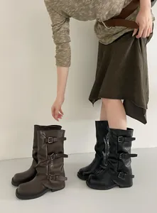 Französische Western-Cowboystiefel mit mehreren Schnallenriemen und Blockabsatz im Detail
