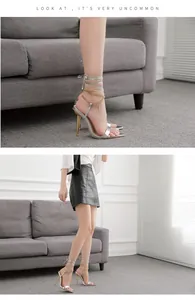 Detailansicht silberne Riemchen-High-Heels mit Goldketten-Akzenten und Pfennigabsatz