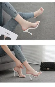 Elegante weiße Sandalen mit transparenten PVC-Riemen und modischem Stiletto-Absatz.