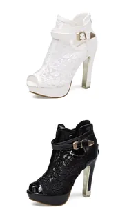 Vue détaillée de chaussures à talons hauts en dentelle avec plateforme en noir et blanc