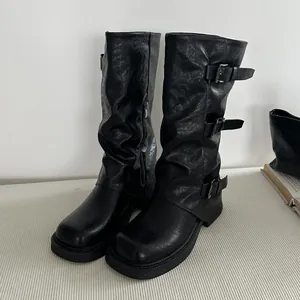 Detailansicht stilvoller schwarzer Halbstiefel mit drei Schnallen und quadratischer Zehe