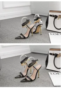 Detailansicht der schwarzen spitzen Stiletto-Sandalen mit sexy goldenen Kettenwickeln
