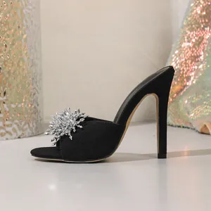 Elegante schwarze Pantolette mit Absatz und auffälliger silberner Strassblumen-Verzierung
