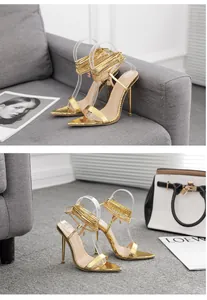 Detailansicht goldener High Heels mit sexy Kettenschnürung am Knöchel für elegante Damen.
