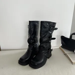 Detailansicht schwarzer Westernstiefel mit Blockabsatz und schicken Schnallenriemen